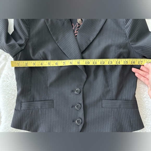 Bebe Vintage Blazer Black Pinstripe size 8 Cropped - Picture 13 of 15